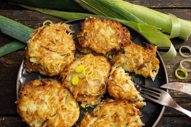 Вкусные деруны с луком на крупной тёрке