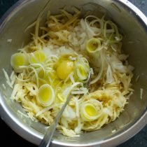 Разбиваем куриное яйцо, по вкусу солим и хорошо перемешиваем тесто