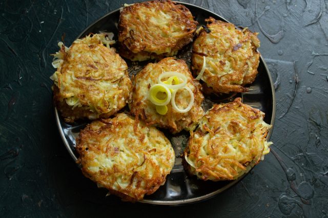 Вкусные деруны с луком готовы