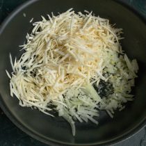 Добавляем тертый корень сельдерея