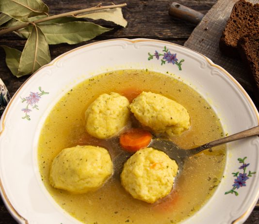 Бульон с клецками из манки и поленты — бюджетно и вкусно - Рецепты Бульон с клецками из манки и поленты — бюджетно и вкусно