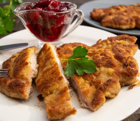 Быстрый шницель из свинины с клюквенным соусом