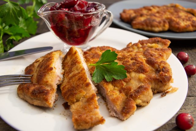 Быстрый шницель из свинины с клюквенным соусом