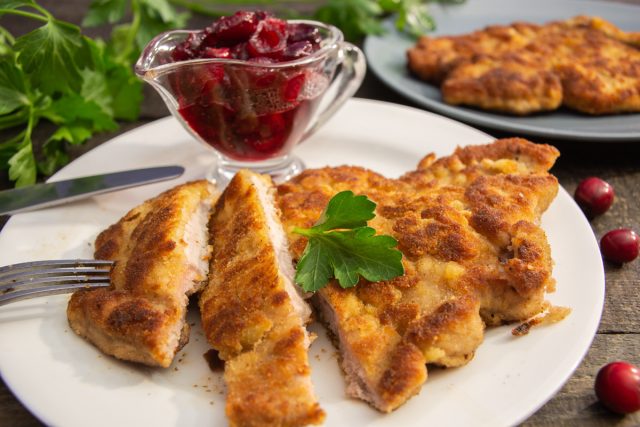 Быстрый шницель из свинины с клюквенным соусом