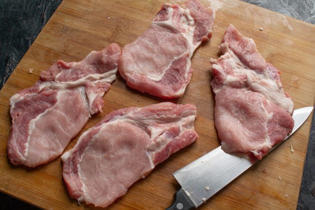 Нам понадобится 4 ломтика мяса размером со среднюю мужскую ладонь