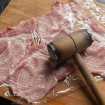 Отбиваем мясо молоточком сначала с одной стороны