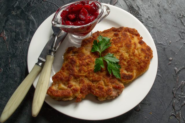 Быстрый шницель из свинины с клюквенным соусом готов