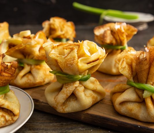 Эффектные блинные мешочки с начинкой