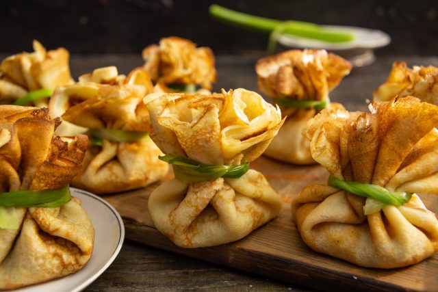 Эффектные блинные мешочки с начинкой