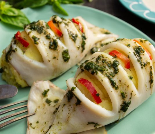 Фаршированные кальмары с начинкой из картофельного пюре в духовке