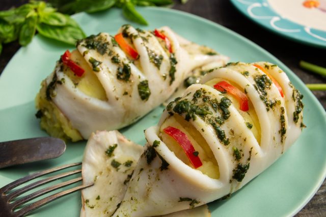 Фаршированные кальмары с начинкой из картофельного пюре в духовке