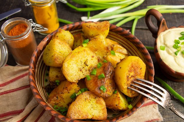 Картошка по-деревенски с творожным соусом