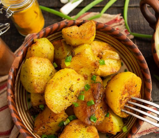 Картошка по-деревенски с творожным соусом