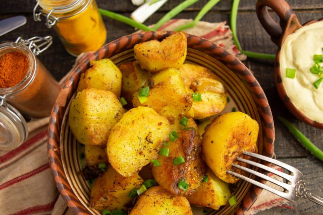 Картошка по-деревенски с творожным соусом