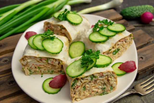 Простая закуска из крабовых палочек в лаваше