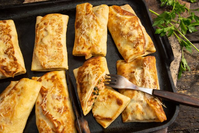 Тонкие блинчики на сыворотке, фаршированные мясом и овощами Тонкие блинчики на сыворотке, фаршированные мясом и овощами