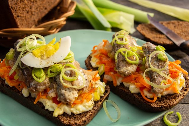 Вкусные бутерброды с сардинами и овощами