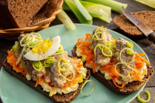 Вкусные бутерброды с сардинами и овощами
