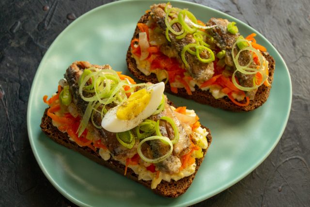 Вкусные бутерброды с сардинами и овощами готовы