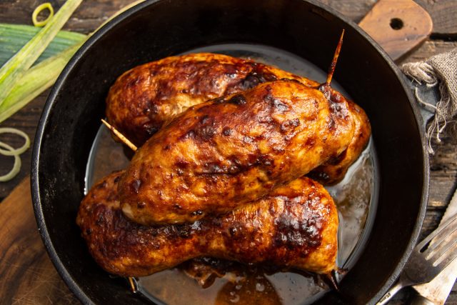 Запеченная колбаса без кишок в духовке