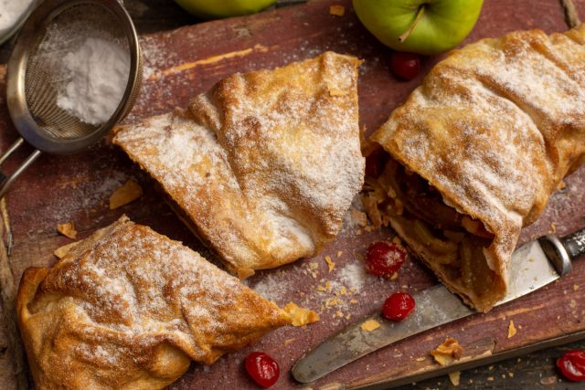 Быстрый яблочный штрудель из теста фило с кешью и вишней