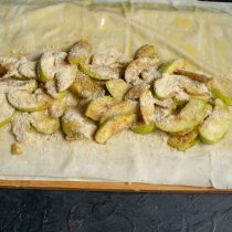 Посыпаем яблоки молотыми сухарями