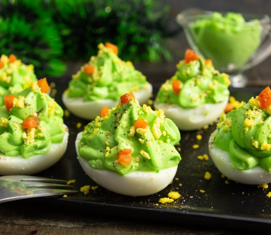 Диетическая закуска из яиц и авокадо