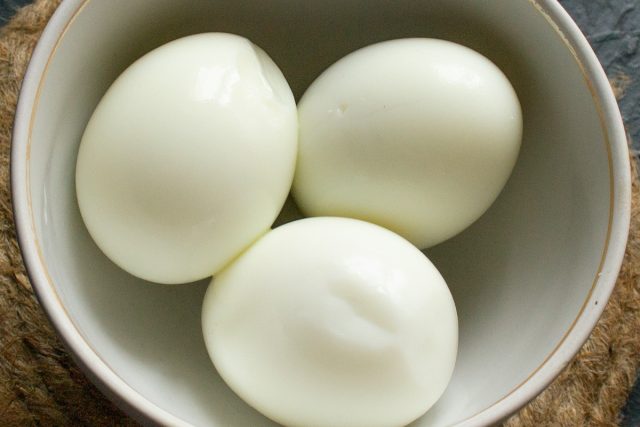 Отвариваем куриные яйца вкрутую