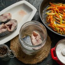 Кладём несколько кусочков рыбы в банку, посыпаем солью Кладём несколько кусочков рыбы в банку, посыпаем солью