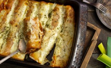 Фаршированные блины, запеченные под белым соусом