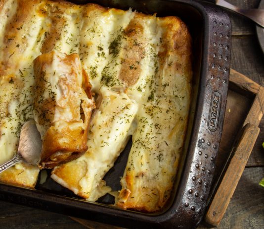 Фаршированные блины, запеченные под белым соусом - Закуски, салаты и сэндвичи Фаршированные блины, запеченные под белым соусом