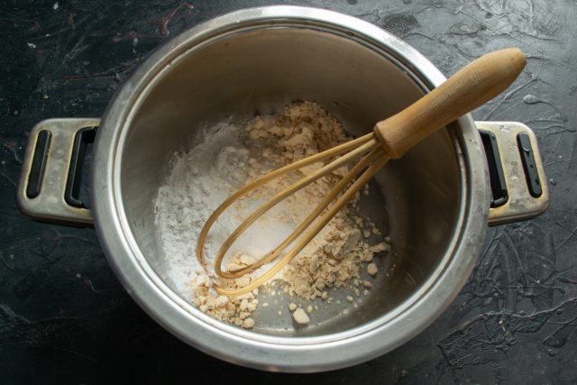 Смешиваем яичный порошок и картофельный крахмал