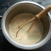 Насыпаем соль и сахар, наливаем молоко