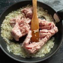 Добавляем охлажденный мясной фарш