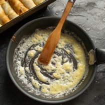 В сковороду растапливаем сливочное и растительное масло, насыпаем муку, обжариваем