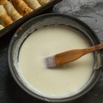 Вливаем молоко, растираем соус лопаткой, приправляем по желанию