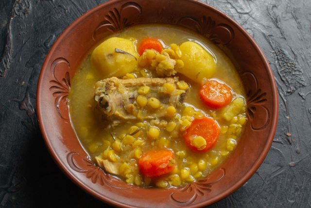 Густой гороховый суп с мясом готов