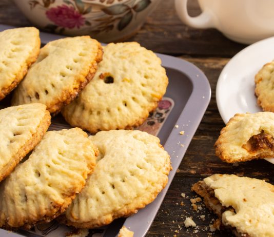 Лимонное печенье с финиками и арахисом