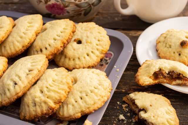 Лимонное печенье с финиками и арахисом