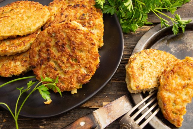 Нежные рыбные котлеты из фарша с манкой