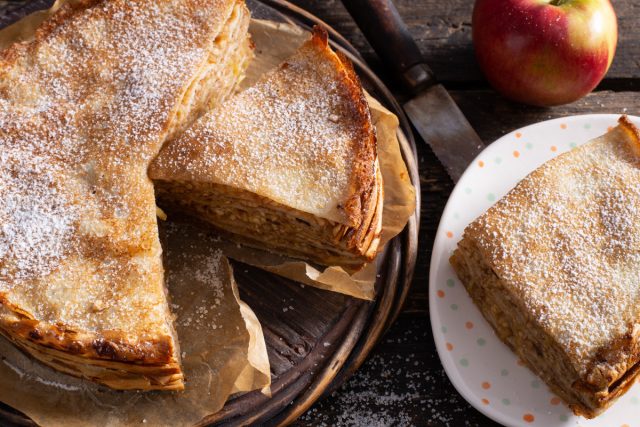 Простой блинный торт с яблоками и корицей