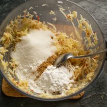 Добавляем сахарный песок, крахмал, растопленное сливочное масло и молотую корицу, перемешиваем