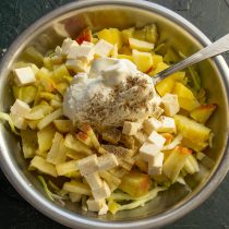 Добавляем сметану, по вкусу солим перчим черным молотым перцем