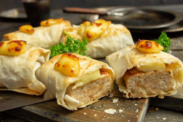 Сочные куриные котлеты в тонком лаваше с сыром