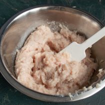 Прокручиваем филе через мясорубку два раза, добавляем холодные сливки и перемешиваем
