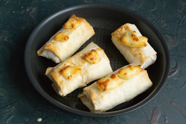 Сочные куриные котлеты в тонком лаваше с сыром готовы