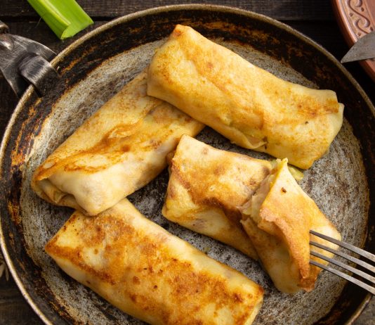 Тонкие блинчики с картошкой, жареным луком и фасолью