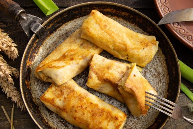 Тонкие блинчики с картошкой, жареным луком и фасолью