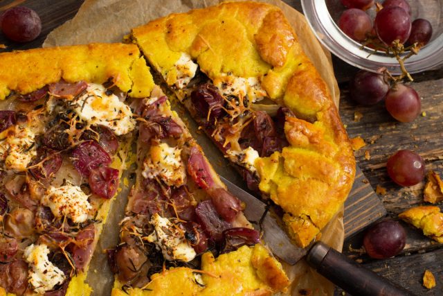 Вкусная галета с виноградом и сыром