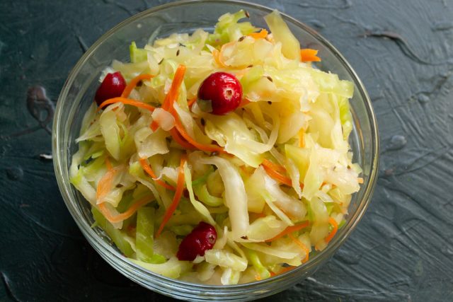 Вкусная квашеная капуста с укропом готова